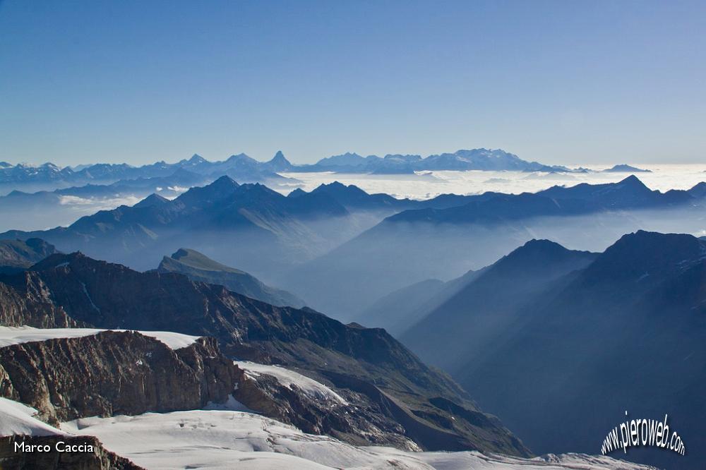 19_Cervino e Monte Rosa sopra la foschia.JPG